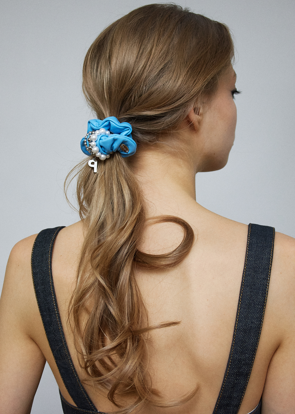 Кожаная резинка голубого цвета