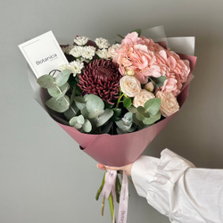 Букет с хризантемой Бигуди, гортензией и веточками эвкалипта