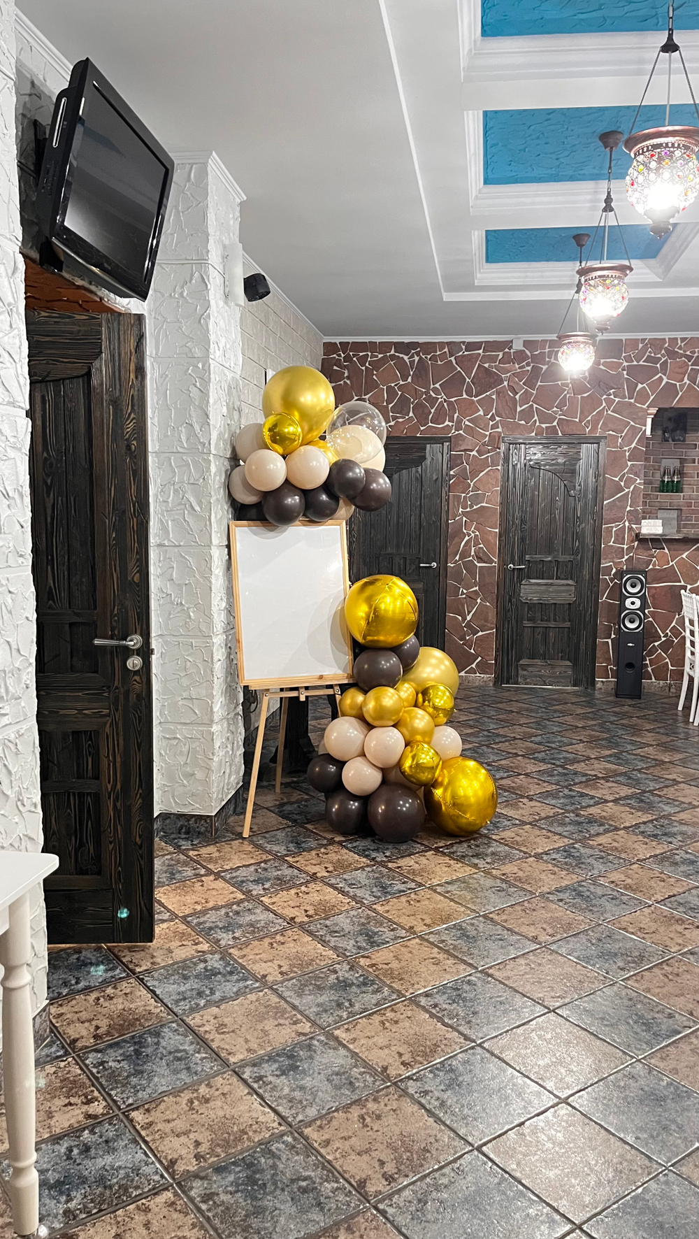 Фотозона юбилейная в коричнево-золотой гамме