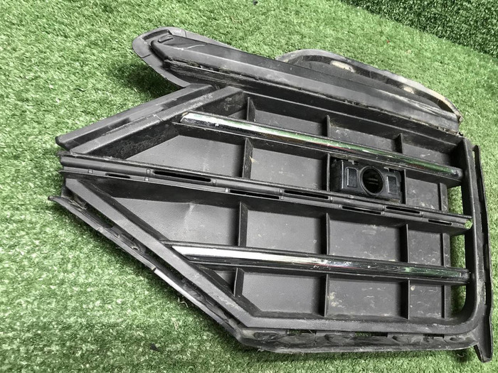 Решетка переднего бампера VW Touareg 3 (18-23)