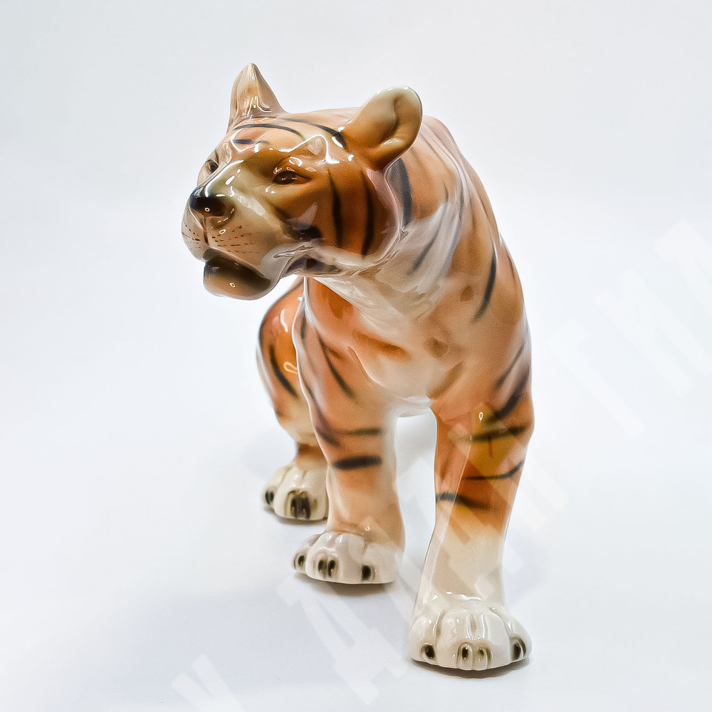 Крадущийся тигр. Фарфор, ручная роспись. Ройял Дукс (Royal Dux), Богемия, Чехословакия. До 1993 г.