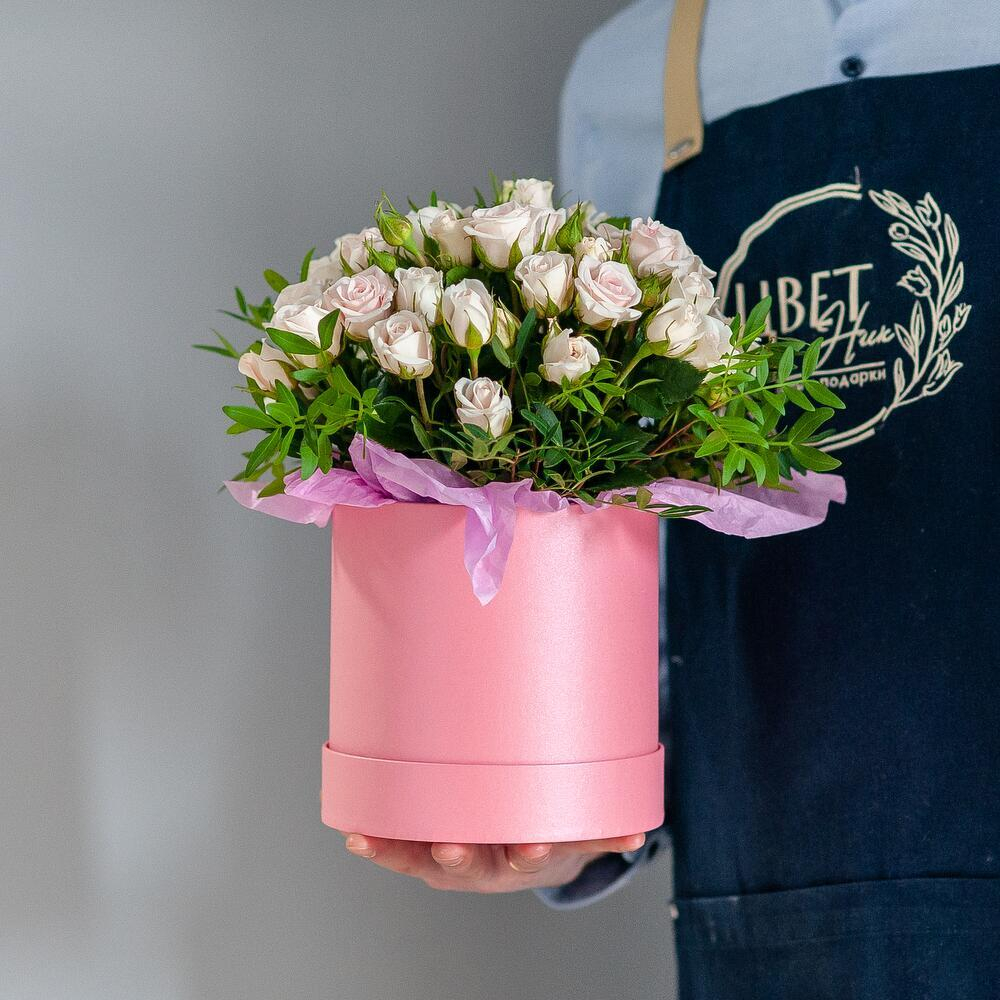 Шляпная коробка с кустовой кремовой розой