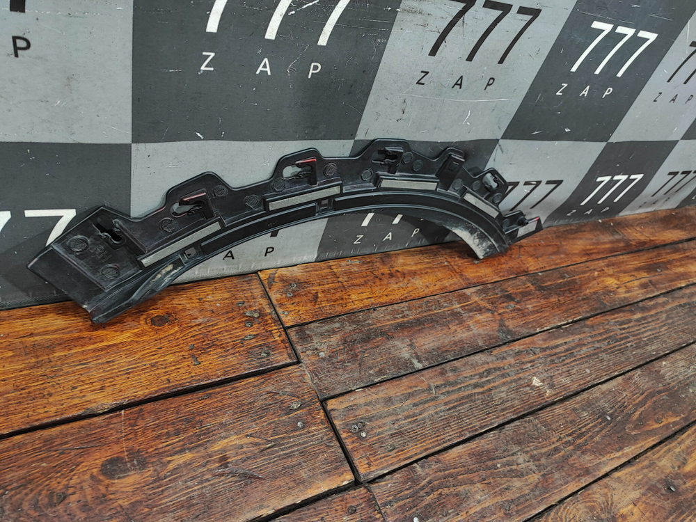 Кронштейн накладки крыла задний правый Mazda CX-30 19-нв Б/У Оригинал DFR5B0011