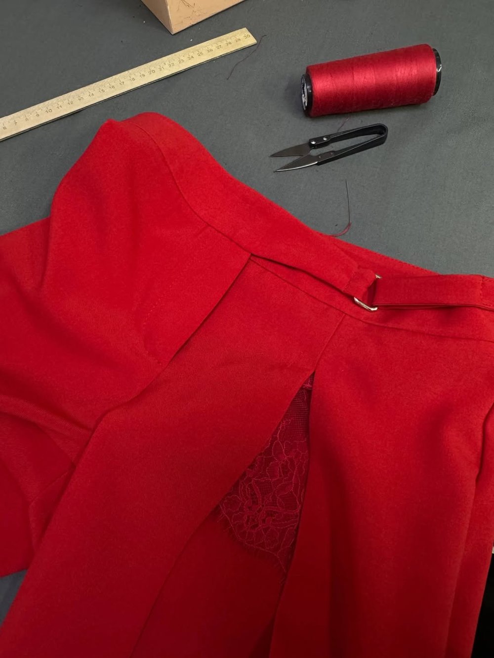 Брюки Моне, Красный