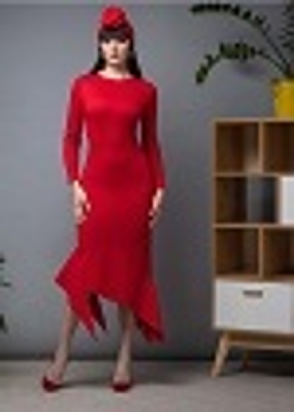 06-03-23 FW Облегающее платье с ассиметричными вставками по бокам красное