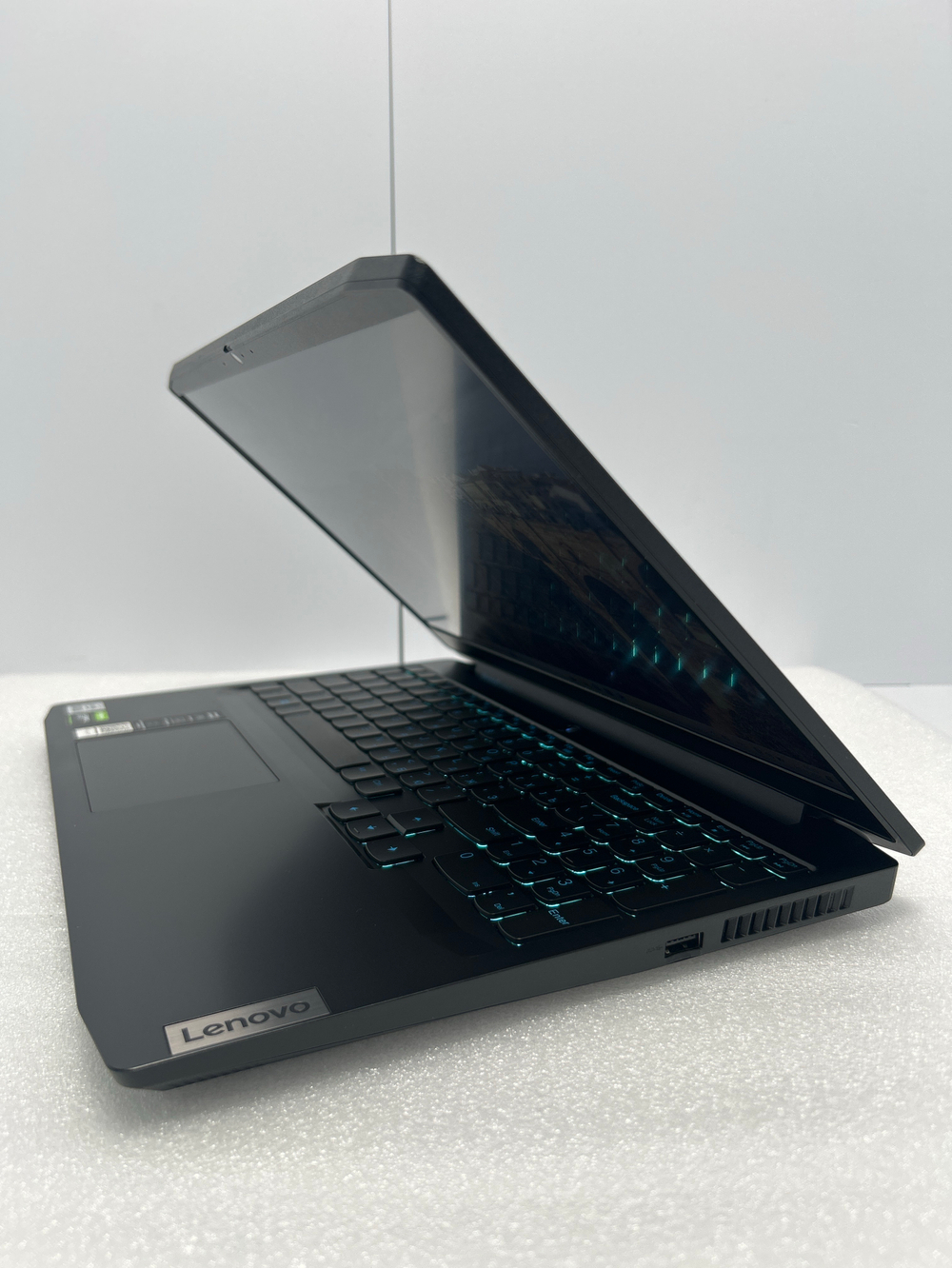 Ноутбук игровой Lenovo IdeaPad Gaming 3 15IMH05 (81Y400YMRK) 15.6"/Intel Core i5-10300H/RAM 16 GB/SSD 256GB/HDD 1 TB/NVIDIA GeForce GTX 1650 Ti 4 GB/1920x1080/IPS 120Hz/DOS/Подсветка кл-ры: LED/Черный. Состояние: Уценка/небольшой след. на матрице от клавиатуры