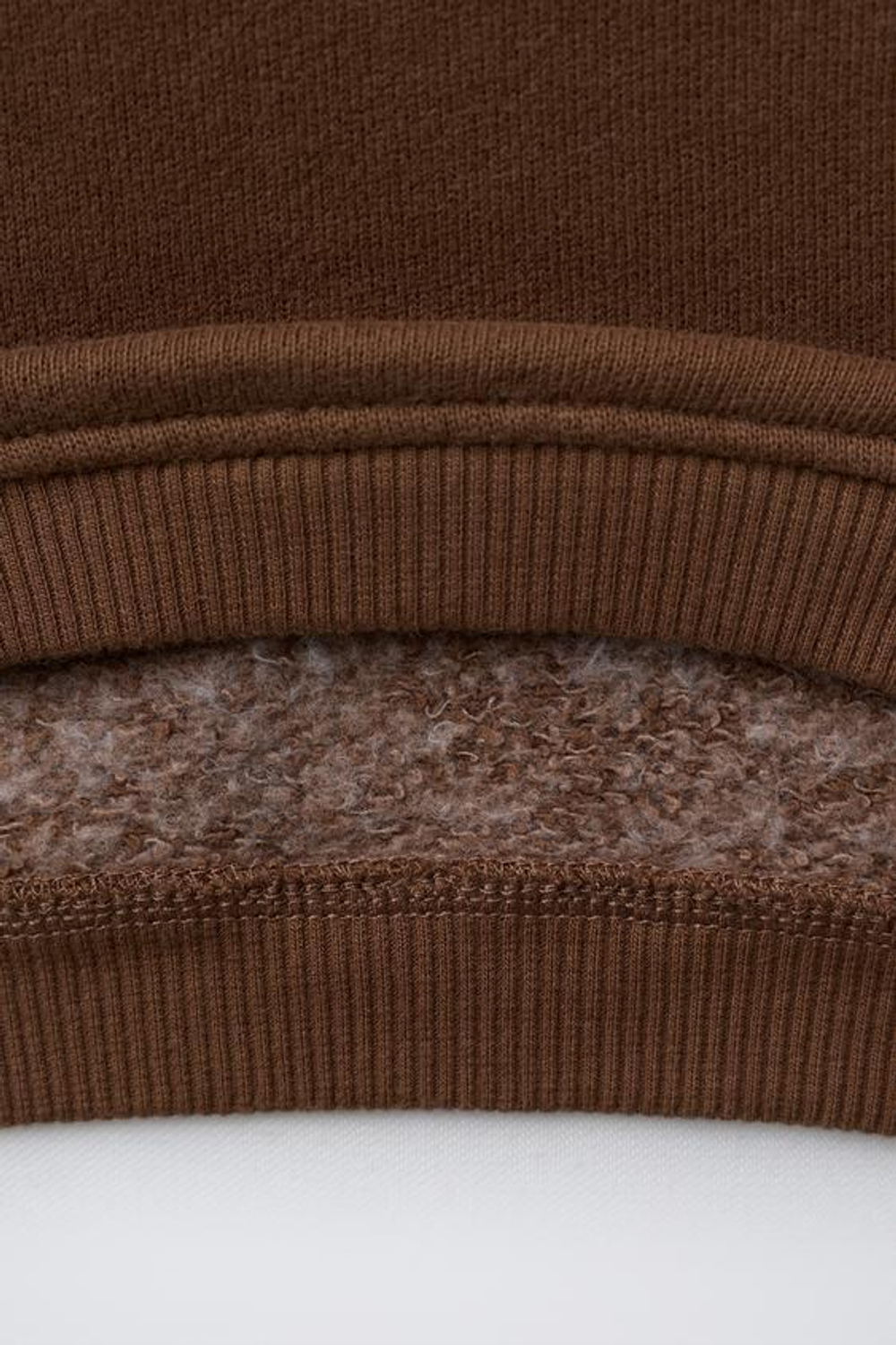 ZARA ТОЛСТОВКА С ТЕКСТОВЫМ ПРИНТОМ, КОРИЧНЕВЫЙ