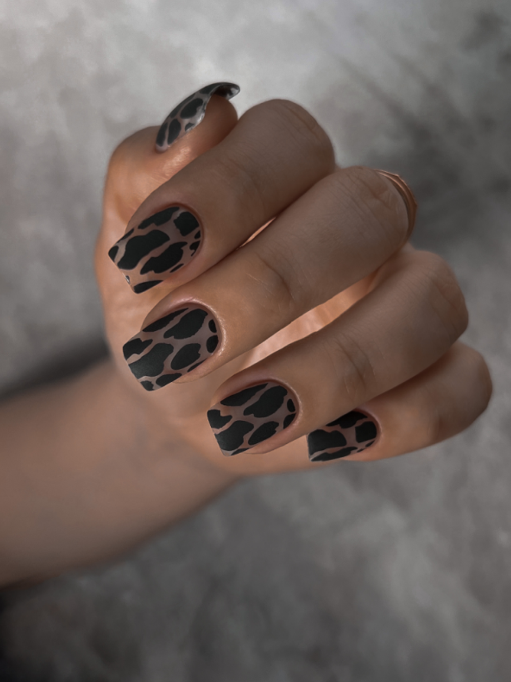 коровий принт на ногтях