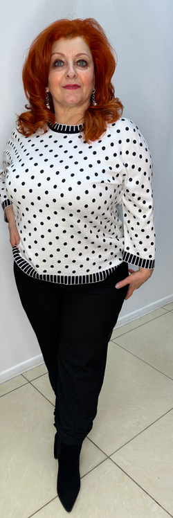 Белый джемпер в горошек