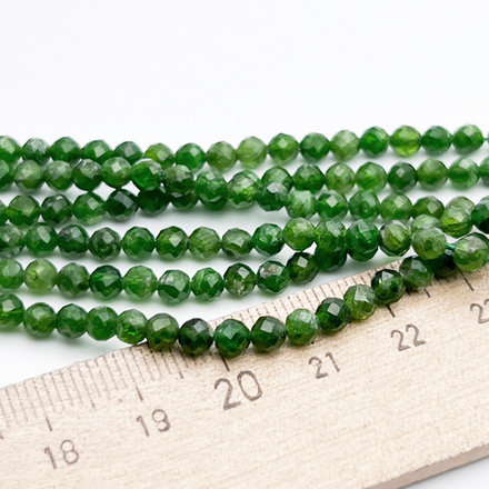 Хромдиопсид граненый бусины, диаметр около 3,9-4 мм, цена за отрезок 19 см (1/2 нити)