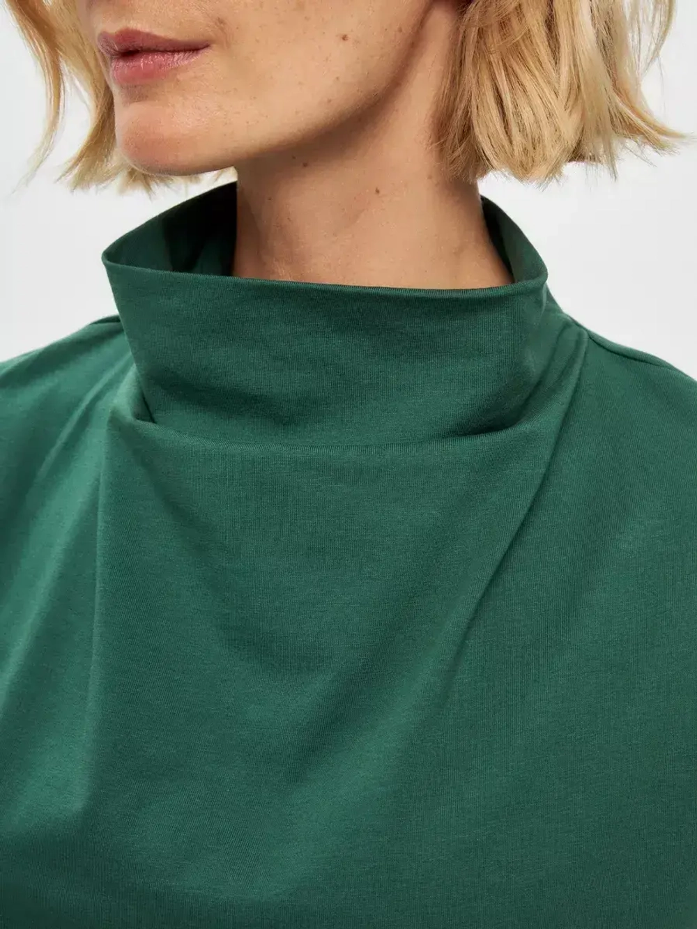 Футболка дизайнерская с цельнокроеным воротником изумруд