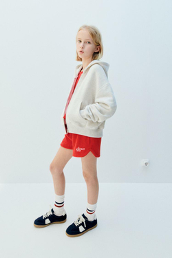 ZARA КОМПЛЕКТ ИЗ ФУТБОЛКИ И ШОРТОВ ИЗ МАХРОВОЙ ТКАНИ, ЯРКИЙ КРАСНЫЙ