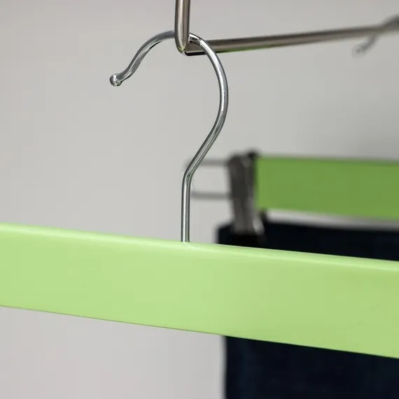 Вешалка деревянная для брюк и юбок с зажимами SAVANNA «Тэри», 28×11,5×2,8 см, цвет зелёный