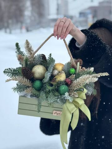 Композиция в ящике с птичкой и новогодним декором