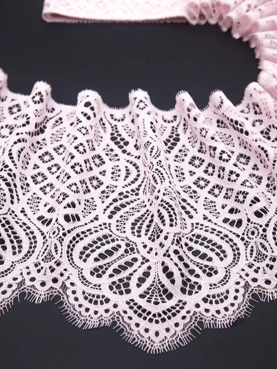 01-58 Кружево шантильи 25 см, пудра