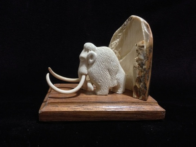 Мамонт у скалы