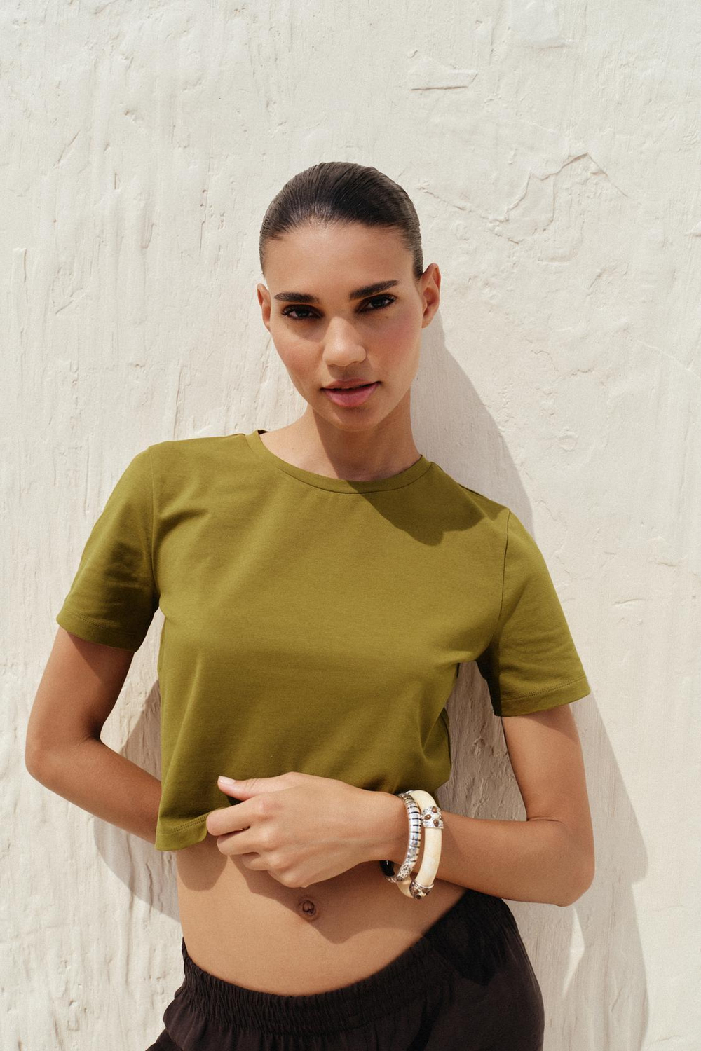 ZARA УКОРОЧЕННАЯ ФУТБОЛКА ИЗ ЭЛАСТИЧНОЙ ТКАНИ, ОЛИВКОВЫЙ