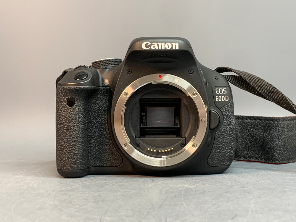 Canon 600D kit 18-55mm 3.5-5.6 IS ll 4.000 кадров