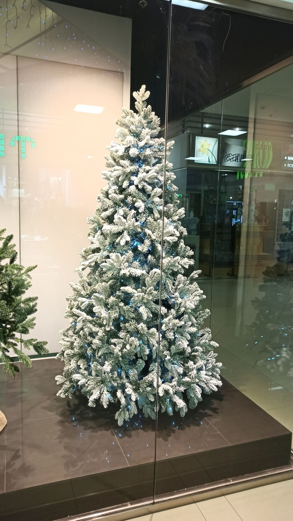 Заснеженная ель с гирляндой «Барокко» холодный свет (Литая+пвх) 180 см / 1,8 м