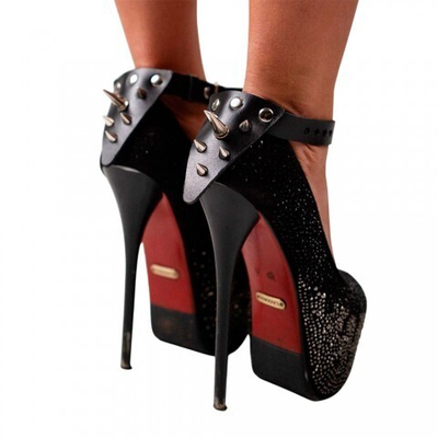 Браслет с шипами