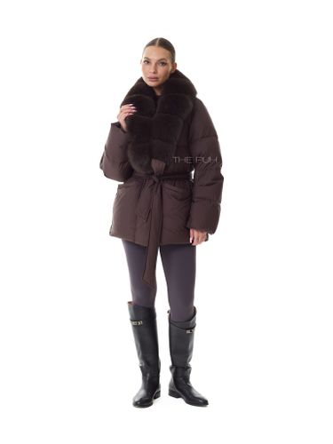 Винный удлиненный пуховик с поясом и меховым воротником
