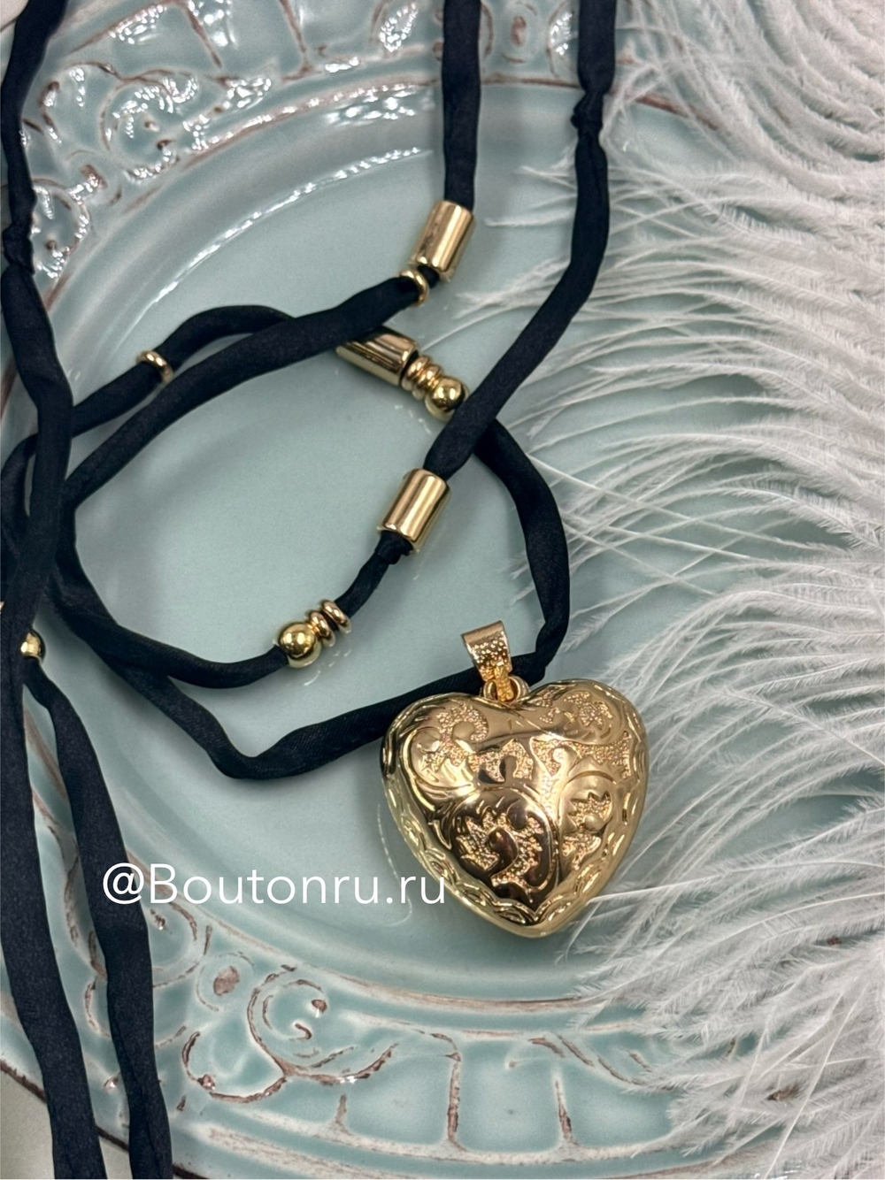 Колье на атласной нити с крупным золотистым сердцем