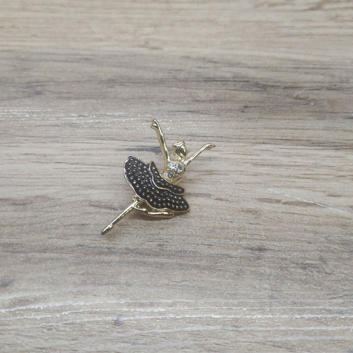 Брошь Mini Балеринка в коричневом платье пируэт 3 стразы металл золотистый