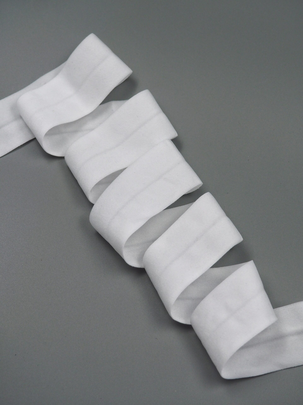 Бейка эластичная теплая белая матовая 32 мм