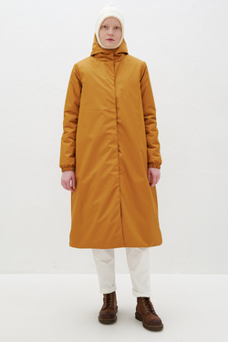 Зимнее пальто миди горчичного цвета