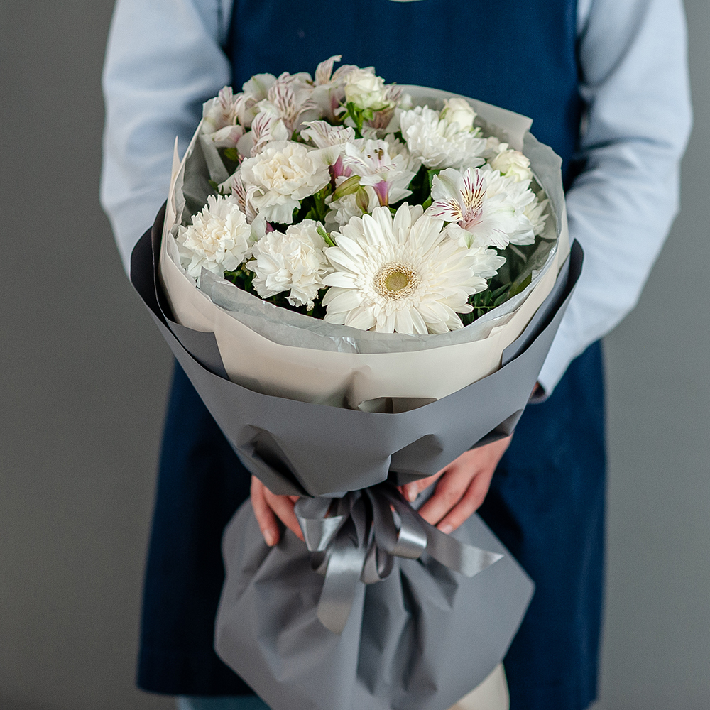 Белый букет с герберой