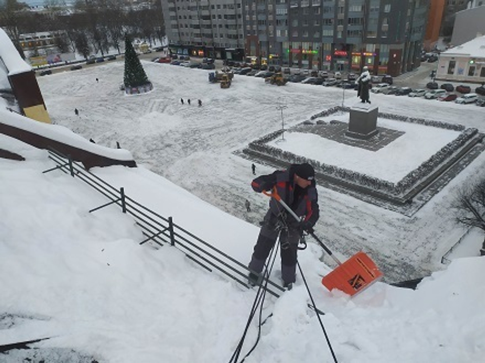 Сброс снега и наледи 1,5 м от края