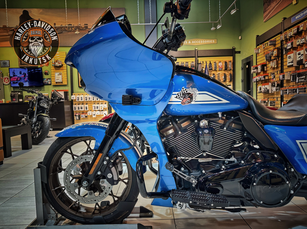 Лимитированный мотоцикл Harley-Davidson® Road Glide™ ST Fast Johnnie Enthusiast