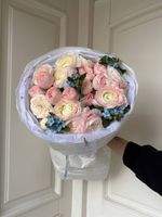 Букет из нежных ранункулюсов