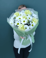Букет из зеленых диантусов и хризантемы ромашка(00437)