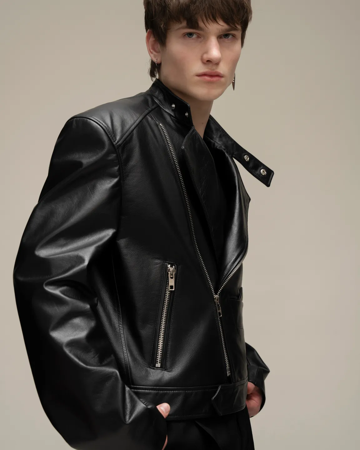 Черная кожаная куртка 