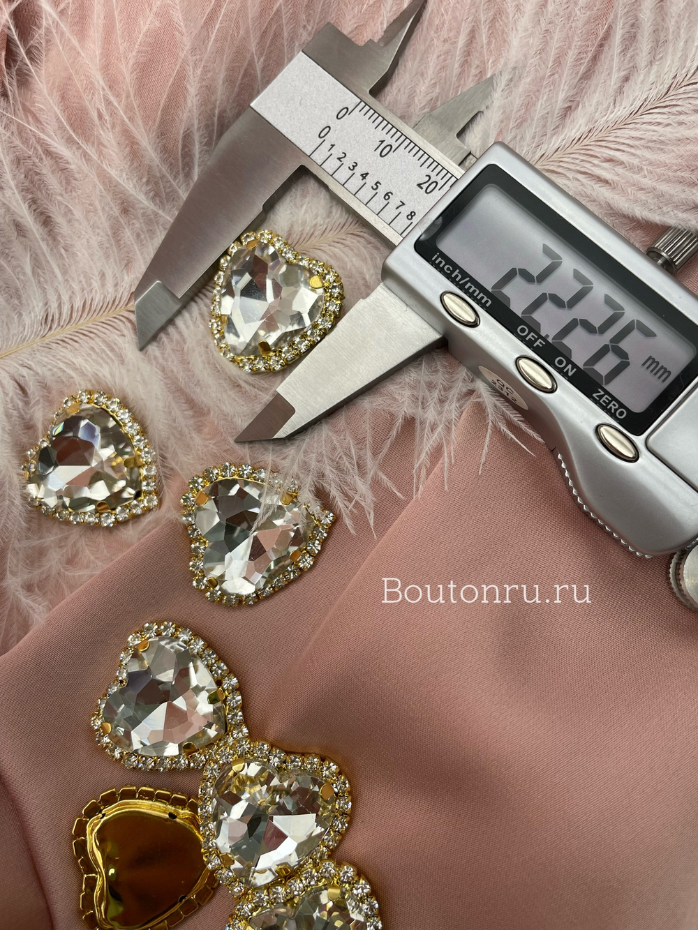 Стразы пришивные золотистые сердечки в обрамлении из серебристых страз