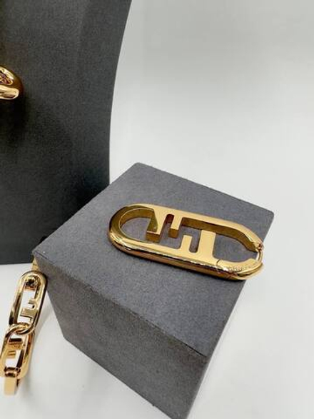 Моно серьга Fendi