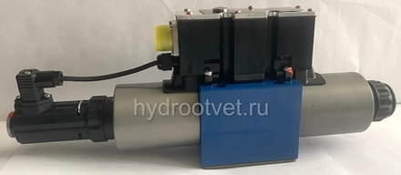 4WREE10V50-2X/G24K31/A1V - Пропорциональный распределитель с обратной связью по положению золотника со встроенным усилителем Ду10, A1 = ±10 В, номинальный расход 50 л/мин, схема V