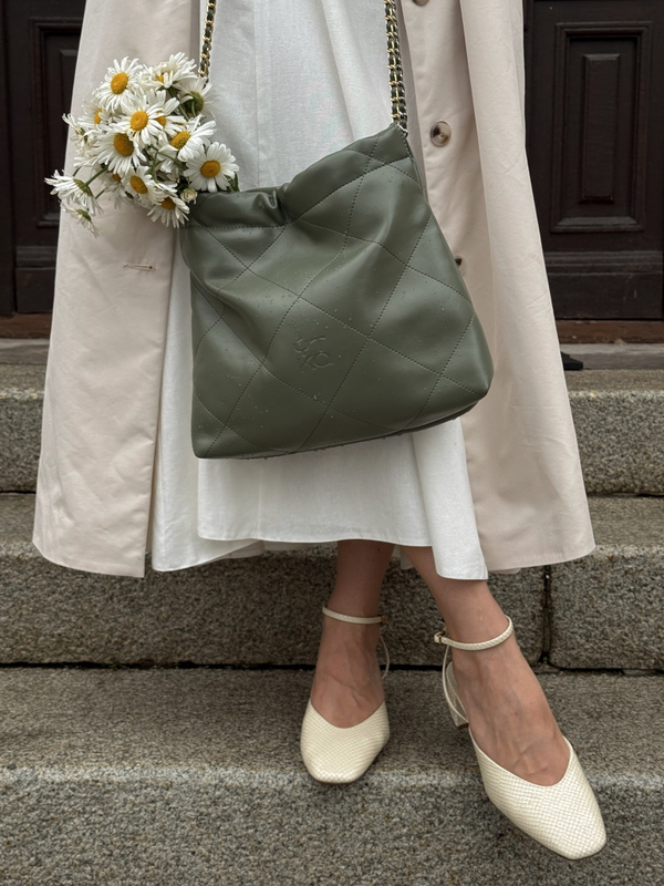 STELLA mini оливковая - небольшие вмятины на сумке, следы от цепочки на маленькой сумочке 50