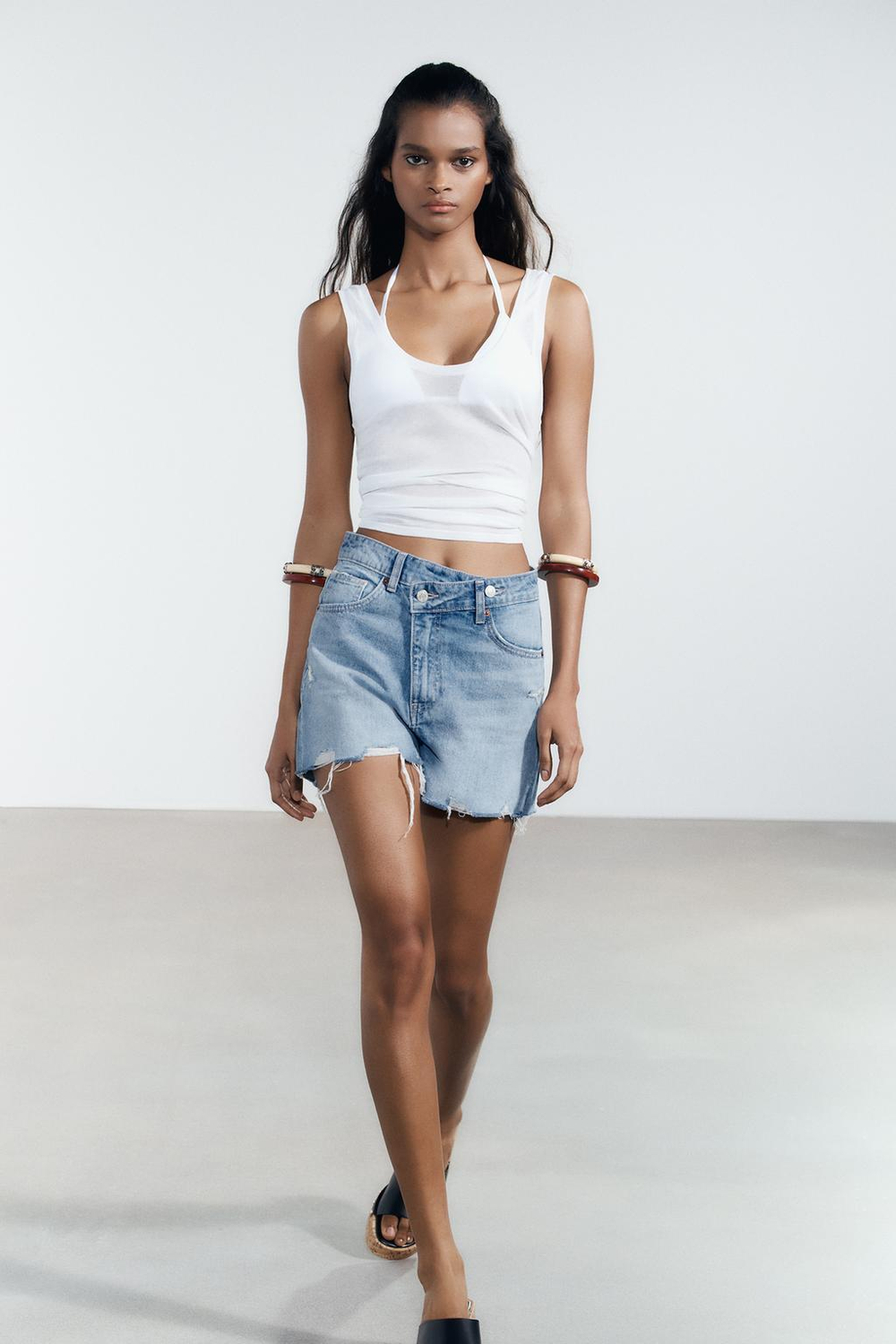 ZARА ДЖИНСОВЫЕ ШОРТЫ TRF С ВЫСОКОЙ ПОСАДКОЙ MOM FIT И КОСОЙ ЗАСТЕЖКОЙ, СИНИЙ