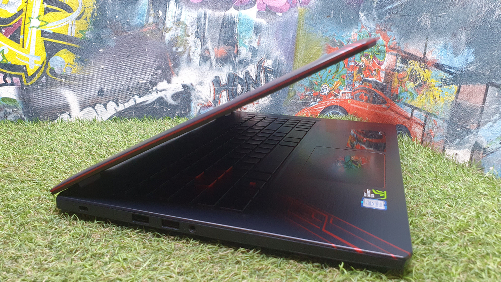 Игровой ASUS i5-8/6Gb/GTX 1050 2Gb/FHD/FX570U FX570UD-DM150T/Windows 10