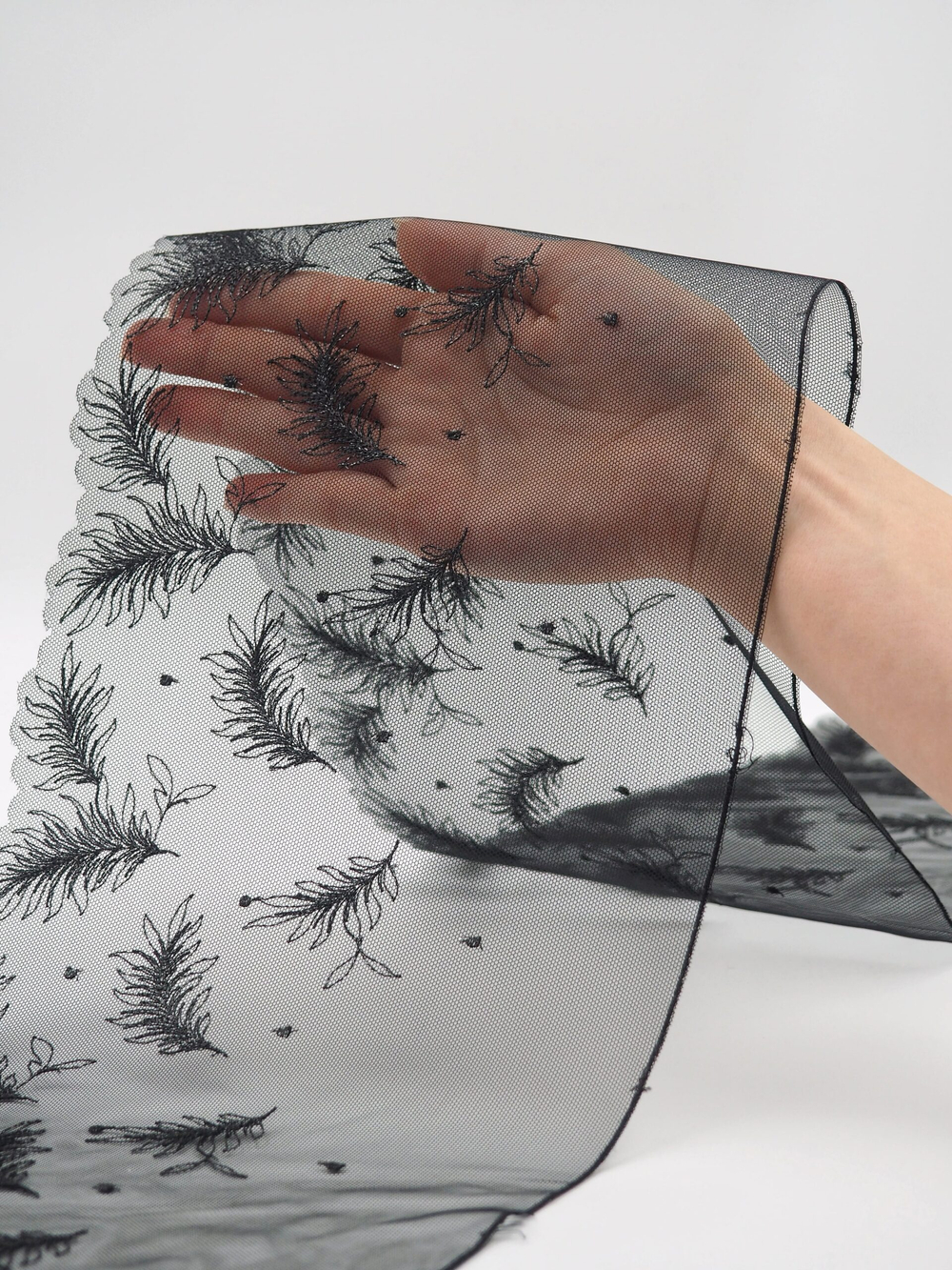 Вышивка на сетке черные перья с люрексом ширина 18 см ОТРЕЗ 0,8 м