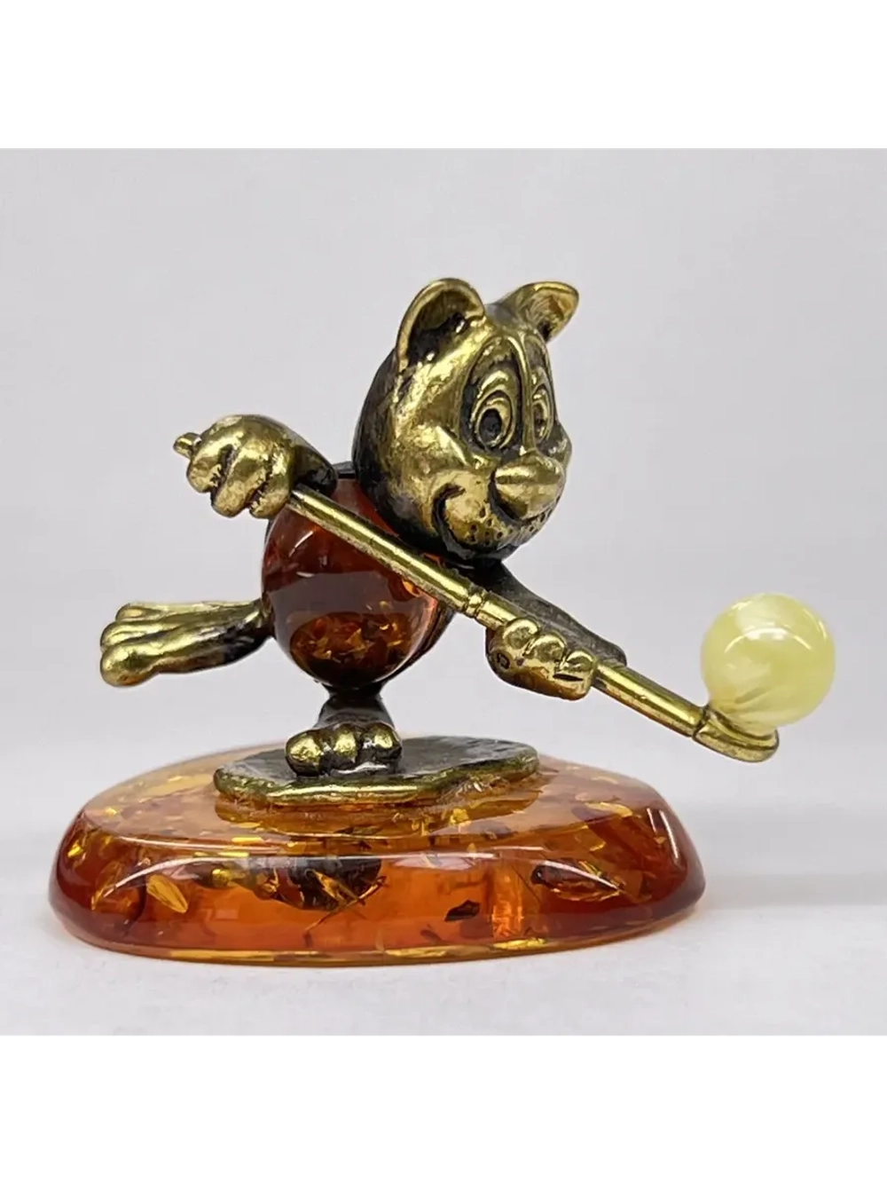 Бронзовая статуэтка на янтаре