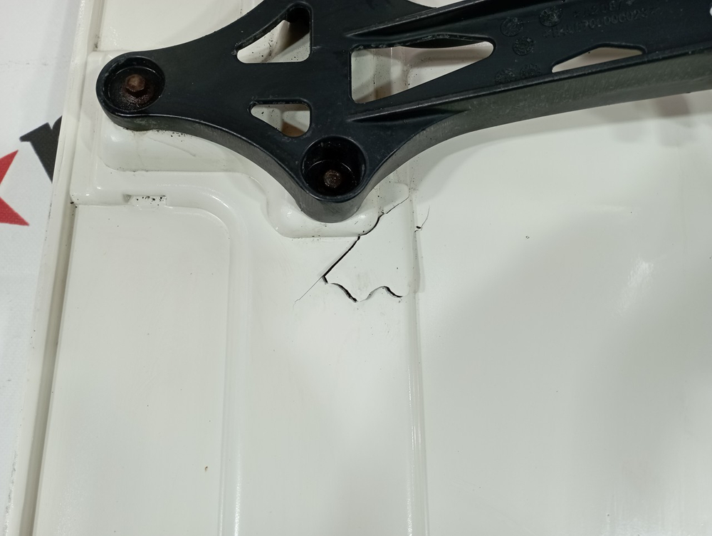 Спойлер кабины боковой левый 2023г