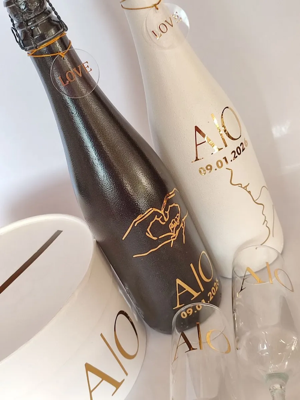 Наклейки свадебные на бутылки и бокалы с инициалами.