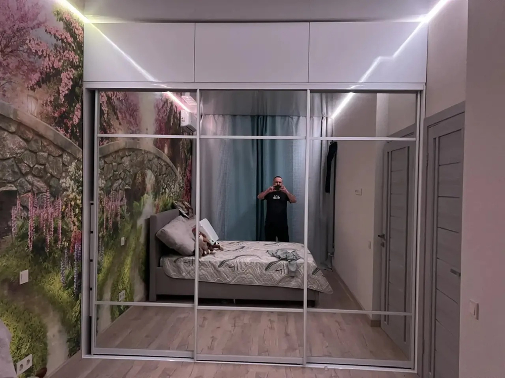 Шкаф-купе за заказ до потолка зеркало/белый глянец