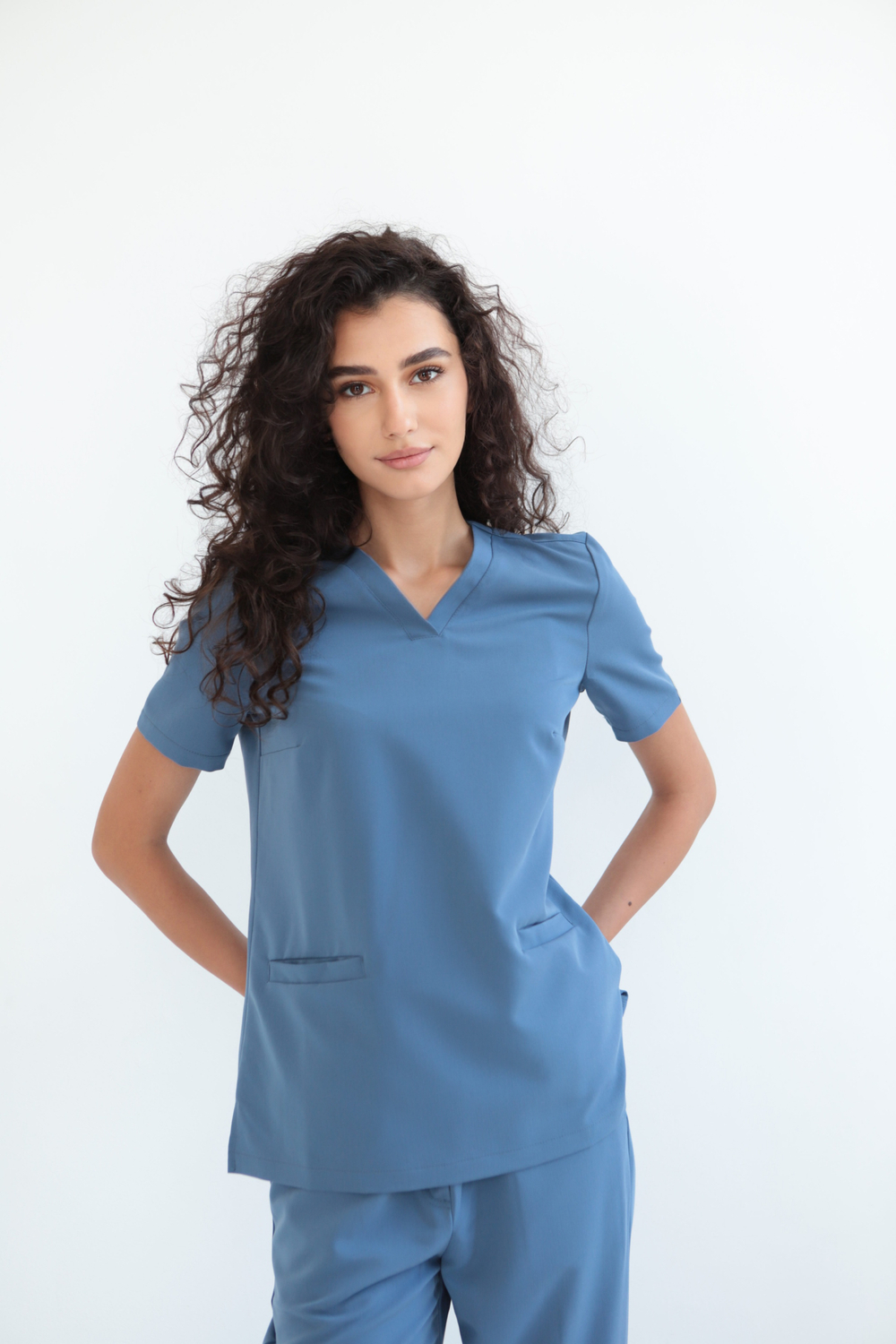 Медицинский костюм Medici индиго на модели