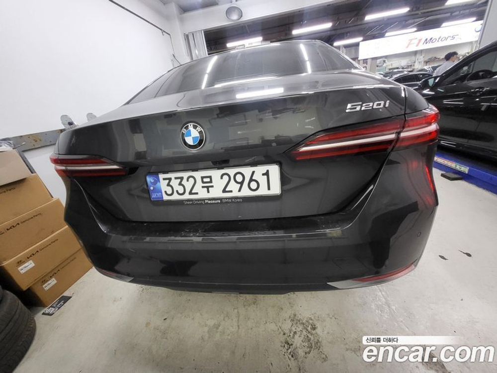 BMW 5 Series (G60) 520i (10.2023)