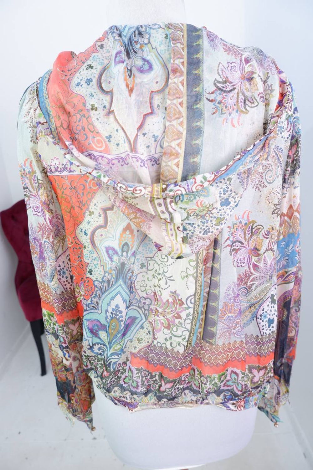 Блузка легкая и комфортная, визуально на 46 размер