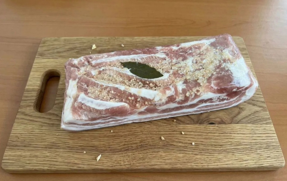 Грудинка свиная соленая с чесноком